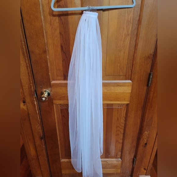 White knee length veil - Picture 2 of 2